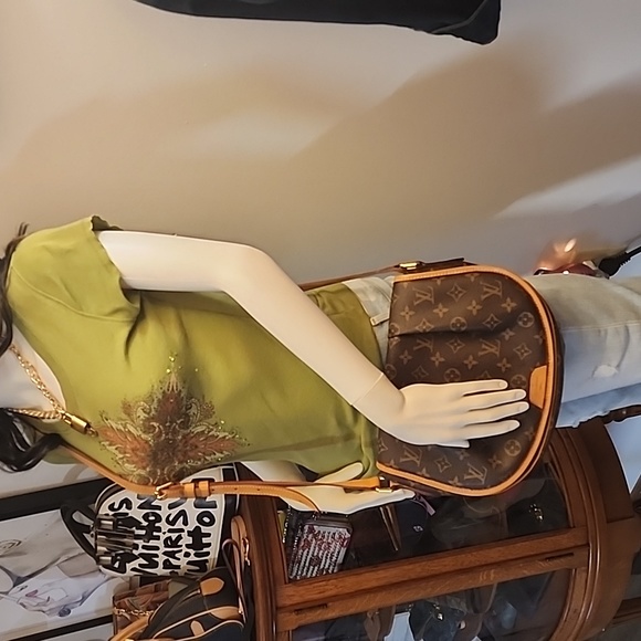 Louis Vuitton Monogram Menilmontant PM - Picture 16 of 16